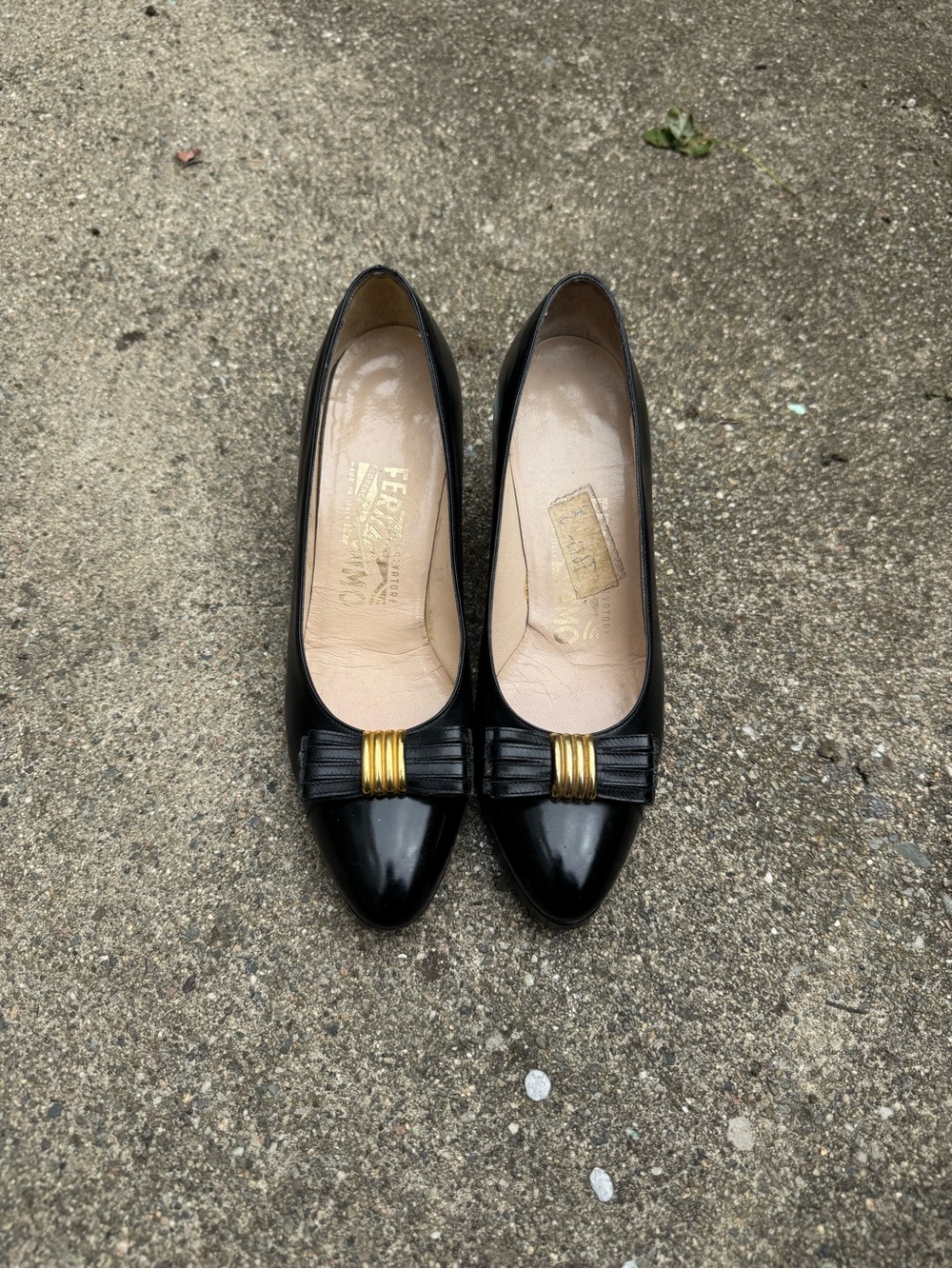 Vintage Salvatore Ferragamo Black Patent Bow Pumps Gold Hardware Italy 6.5AA